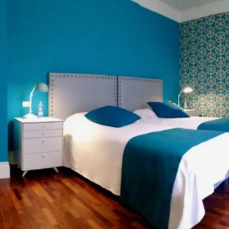 Interno 3, With Large Garage 5' Walk From The Center דירה